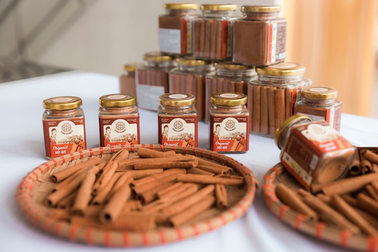 Cassia cinnamon sticks and ground cinnamon powder